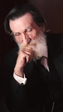 Düşüncelerle dolu zarif kıdemli bir adam.