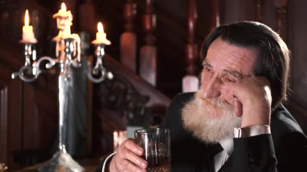 Senior elegant man dricker alkohol på puben — Stockvideo