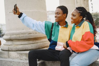 Şehir caddesinde oturan etnik çift