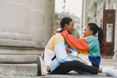 Şehir caddesinde oturan etnik çift