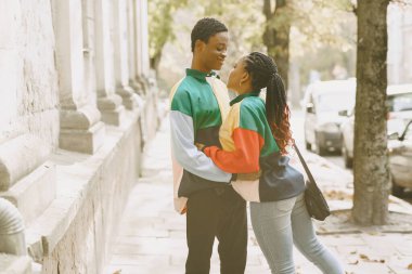 Şehir caddesinde yürüyen etnik bir çift