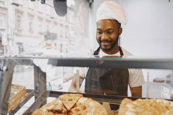 Amerikanischer Bäcker verkauft Brötchen in Cafeteria — Stockfoto