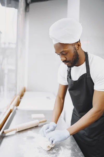 Fröhlicher Koch bereitet Teig für Pizza beim Bäcker zu — Stockfoto