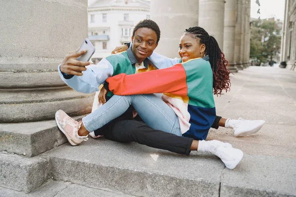 Couple ethnique assis dans la rue de la ville — Photo