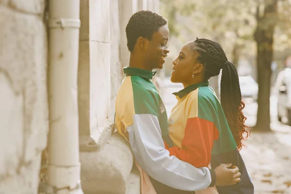 Couple ethnique marchant dans la rue de la ville — Photo