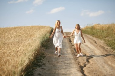 Anne ve güzel kızı sonbahar tarlasında