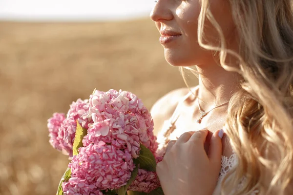 Belle fille élégante dans un champ d'automne — Photo