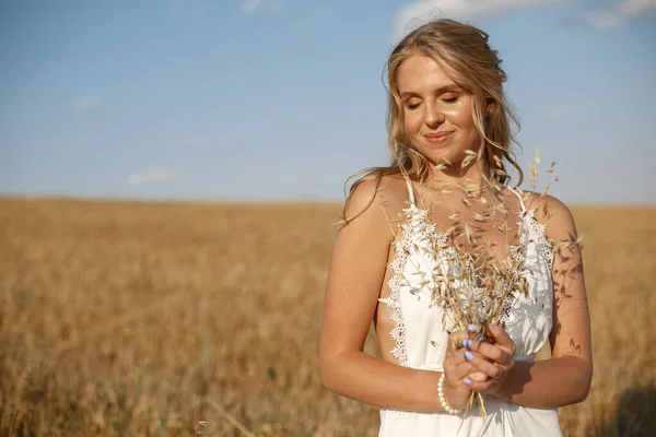 Mooi elegant meisje in een herfst veld — Stockfoto