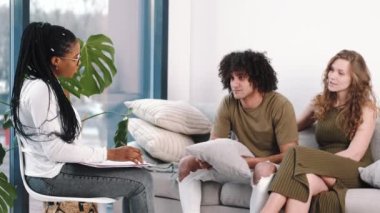 Çift terapide psikologla konuşuyor.