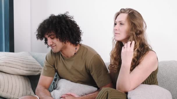 Casal multirracial apaixonado no sofá — Vídeo de Stock