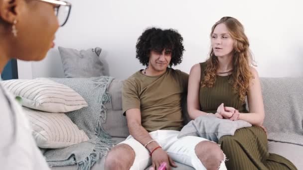 Casal conversando com psicólogo em terapia — Vídeo de Stock