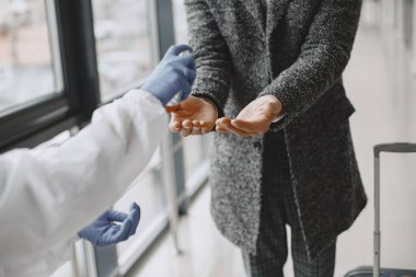 Havaalanı tren istasyonunun girişindeki insanları kontrol etmek.