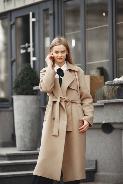 Elegant woman in a brown coat in a spring city — Stock Photo, Image