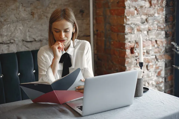 Geschäftsfrau sitzt mit Laptop am Tisch — Stockfoto