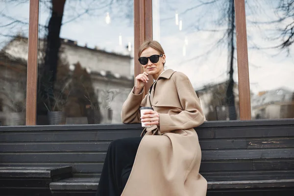 Femme élégante en manteau marron dans une ville de printemps — Photo