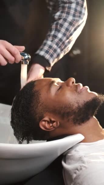 Joven afroamericano visitando barbería — Vídeo de stock