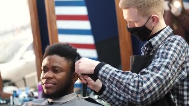 Junger afroamerikanischer Mann besucht Friseursalon für Haarschnitt — Stockvideo