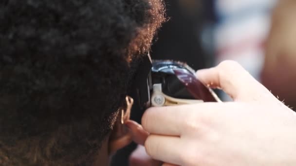 Joven afroamericano visitando peluquería para cortarse el pelo — Vídeo de stock