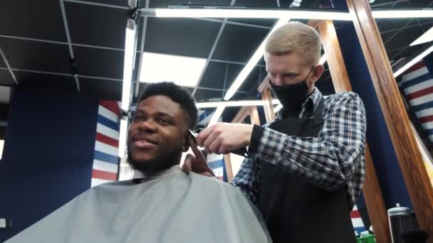 Joven afroamericano visitando peluquería para cortarse el pelo — Vídeo de stock