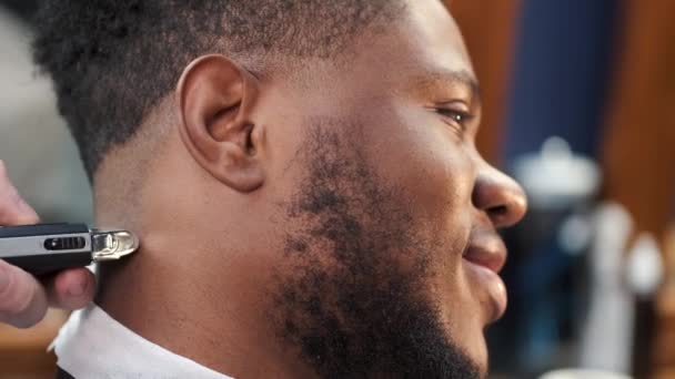 Joven afroamericano visitando peluquería para cortarse el pelo — Vídeo de stock