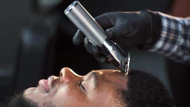 Barbat barbat barbierit client tunsoare în frizerie — Videoclip de stoc
