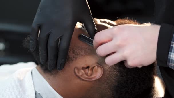 Peluquero afeitar a su cliente con afeitadora clásica — Vídeo de stock