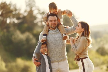 Yaz tarlasında oynayan sevimli bir aile.