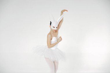 Beyaz arka planda poz veren balerin