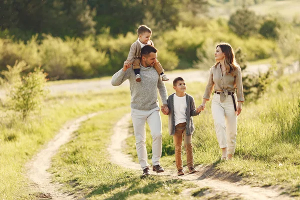 Nette Familie spielt in einem Sommerfeld — Stockfoto