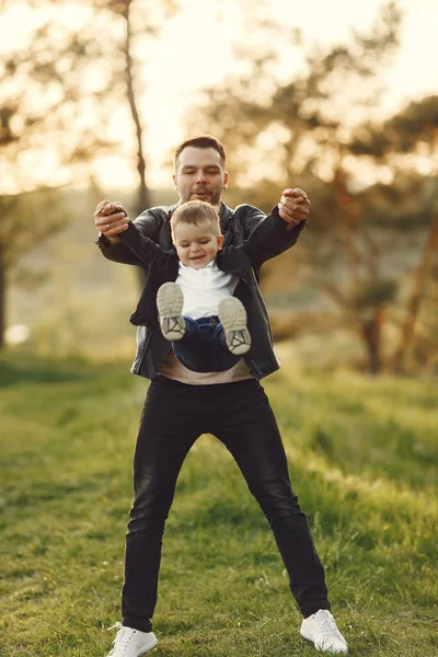 Linda familia jugando en un campo de verano —  Fotos de Stock