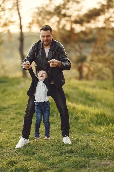 Linda familia jugando en un campo de verano —  Fotos de Stock