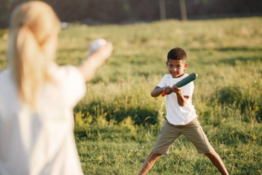 Yaz parkında oynayan çok ırklı bir aile.