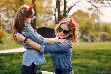 Bir bahar parkında şirin ve şık bir aile.