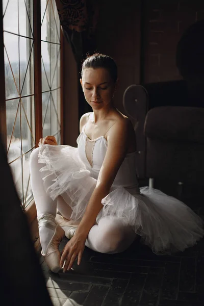 Balerina pozând în fața fundalului alb — Fotografie, imagine de stoc