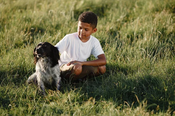 Retrato de un joven y hermoso niño africano —  Fotos de Stock