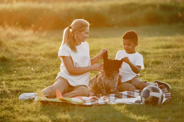 Multi-raciale familie spelen in een zomerpark — Stockfoto