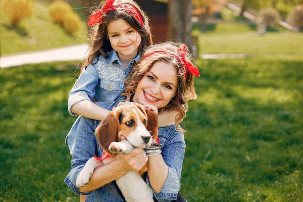 Cute and stylish family in a spring park — Stock Photo, Image