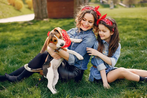 Famiglia carina ed elegante in un parco primaverile — Foto Stock