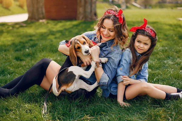 Famiglia carina ed elegante in un parco primaverile — Foto Stock