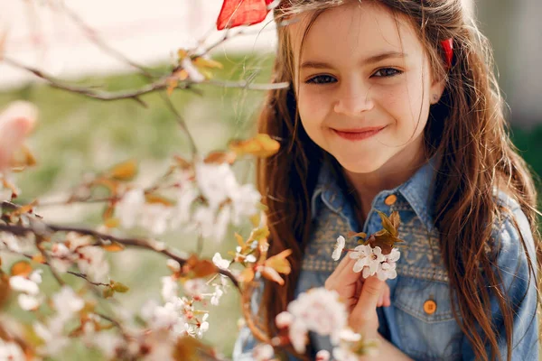 Cute little girl w parku wiosennym — Zdjęcie stockowe