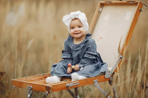Sonbahar tarlasında resim yapan sevimli küçük kız. — Stok fotoğraf