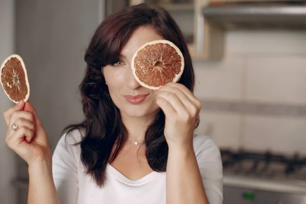 Mulher segurando frutas secas em suas mãos. — Fotografia de Stock