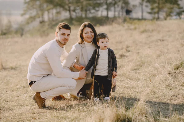 Familia con estilo caminando en un campo de primavera —  Fotos de Stock