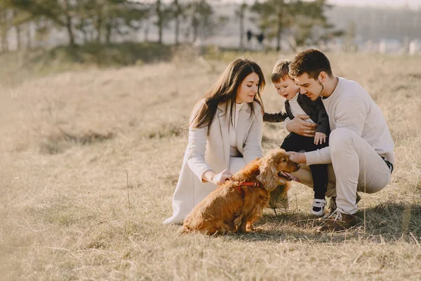 Snygg familj promenader på ett vårfält — Stockfoto