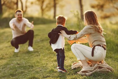 Yaz tarlasında oynayan sevimli bir aile.