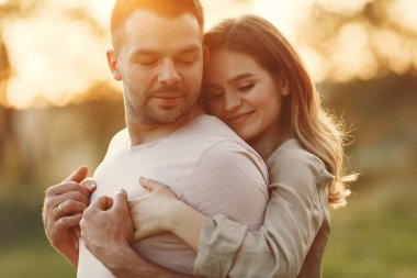 Güzel bir çift yaz tarlasında vakit geçirir.