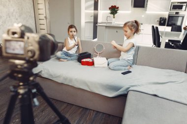 Evinde kozmetik videosu olan şirin bir blogcu.