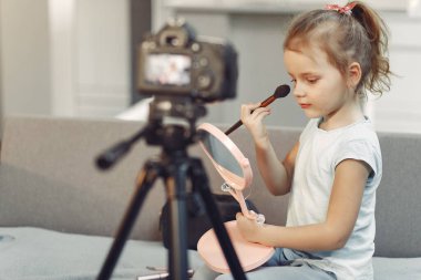 Evinde kozmetik videosu olan şirin bir blogcu.