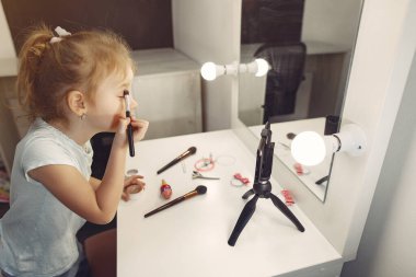 Evinde kozmetik videosu olan şirin bir blogcu.