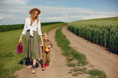 Güzel anne ve küçük oğlu yaz tarlasında